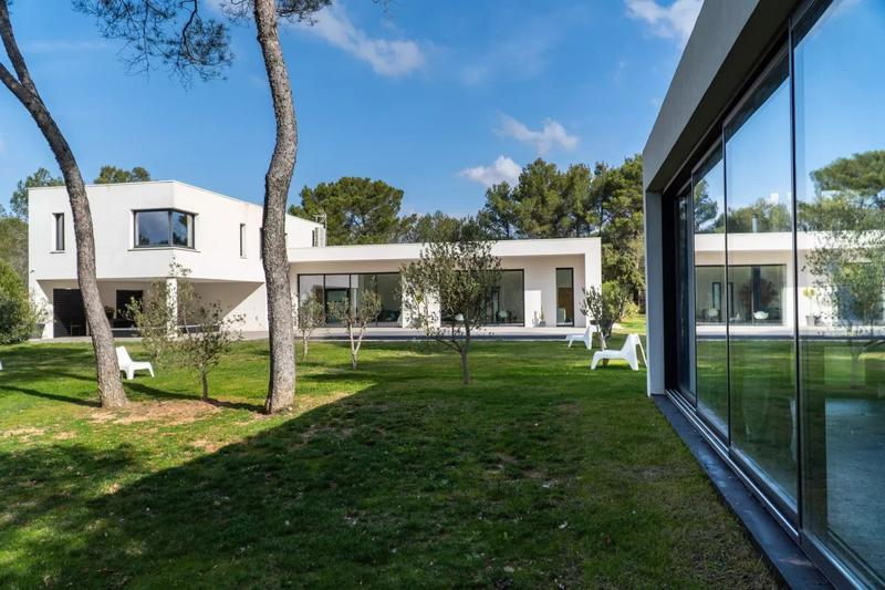 Maison - 220 m² - 5 pièces