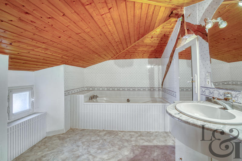 Maison - 170 m² - 9 pièces