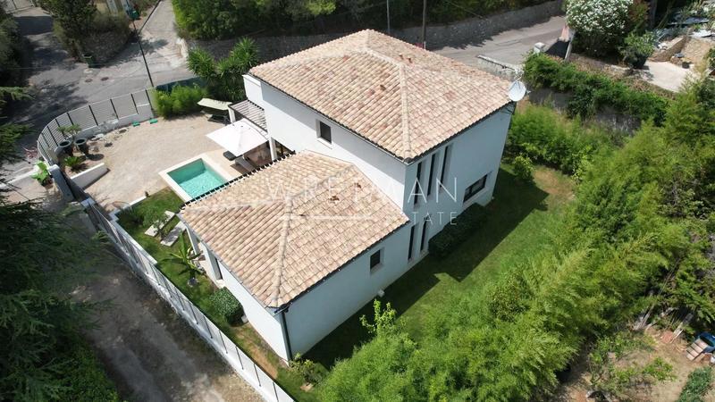 Maison - 220 m² - 7 pièces