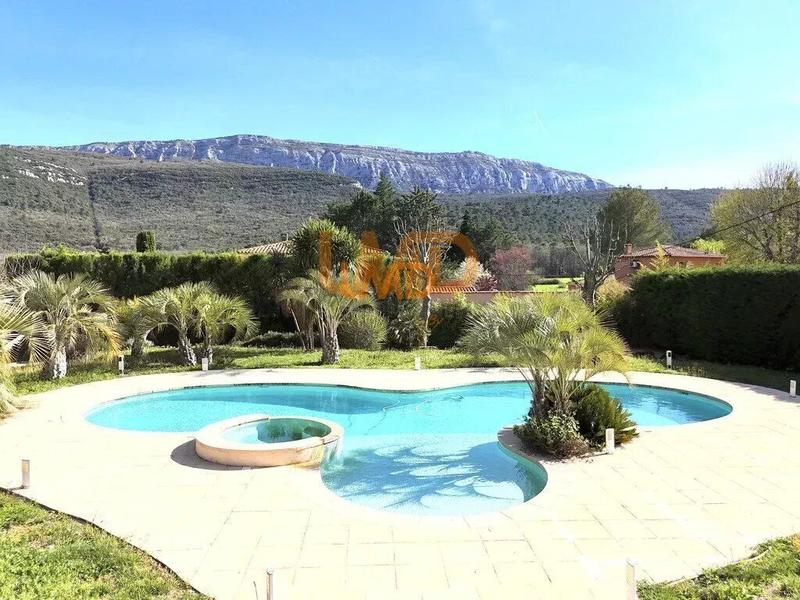 Propriété - 169 m² - 6 pièces