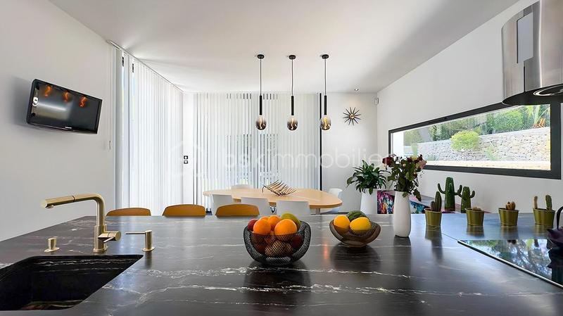 Demeure - 350 m² - 8 pièces