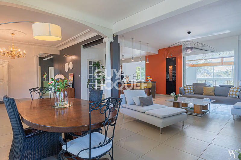 Maison - 550 m² - 9 pièces