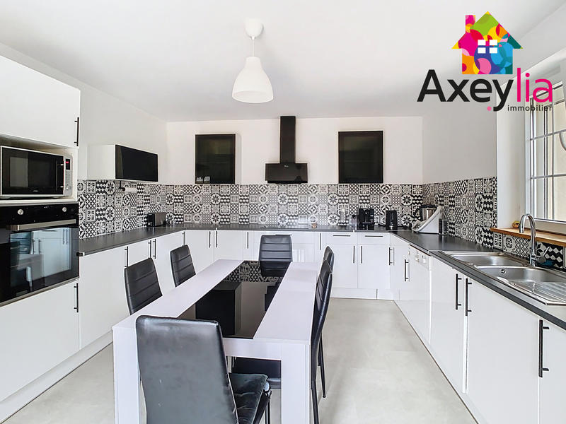 Maison - 240 m² - 7 pièces