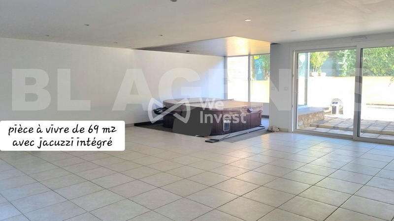 Maison - 295 m² - 9 pièces