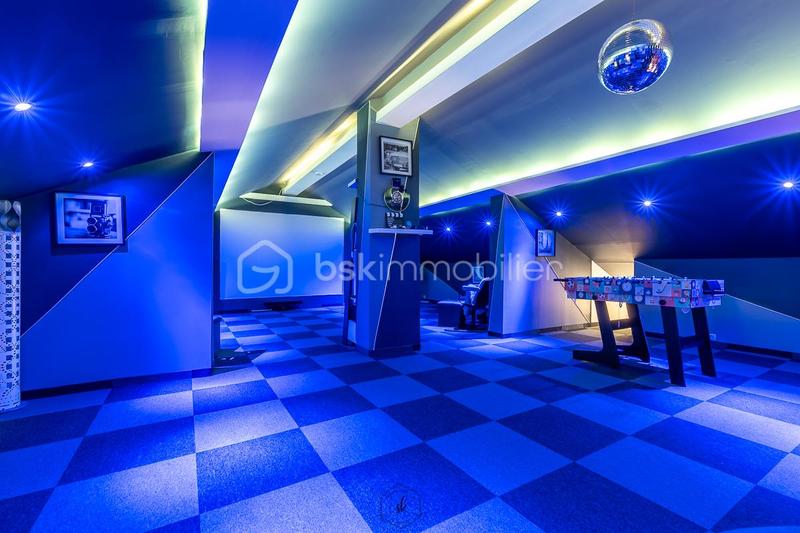 Maison - 180 m² - 8 pièces