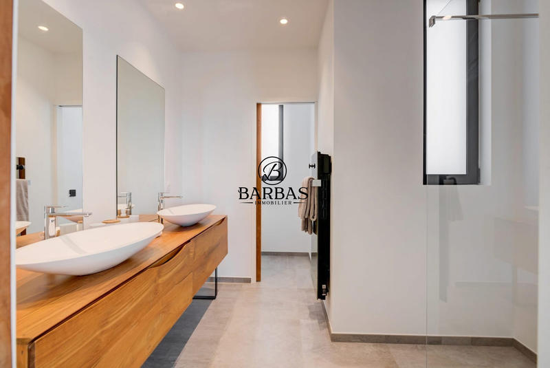 Maison - 445 m² - 8 pièces