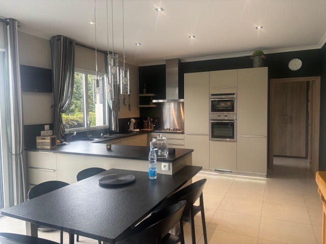 Maison - 232 m² - 6 pièces