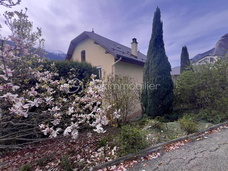 Maison - 262 m² - 9 pièces