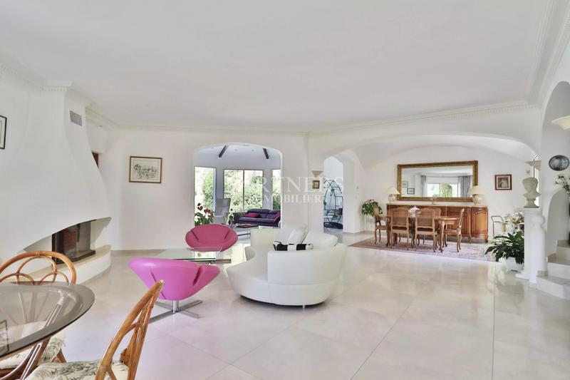 Maison - 240 m² - 9 pièces