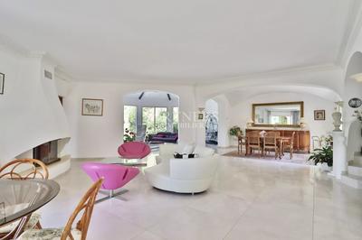 Maison - 240 m² - 9 pièces