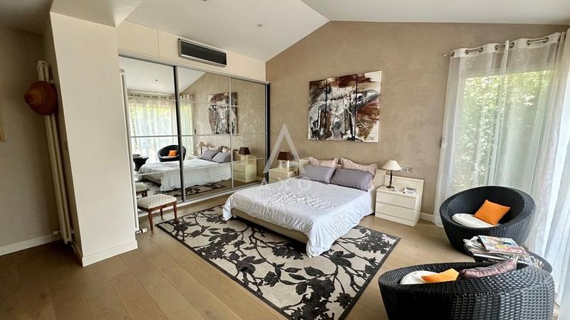 Maison - 233 m² - 7 pièces