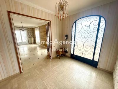 Maison - 234 m² - 8 pièces