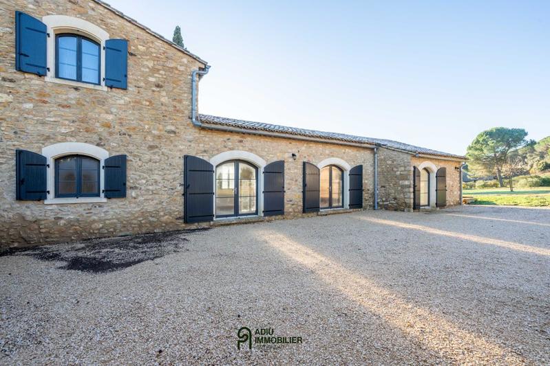 Propriété - 300 m² - 9 pièces