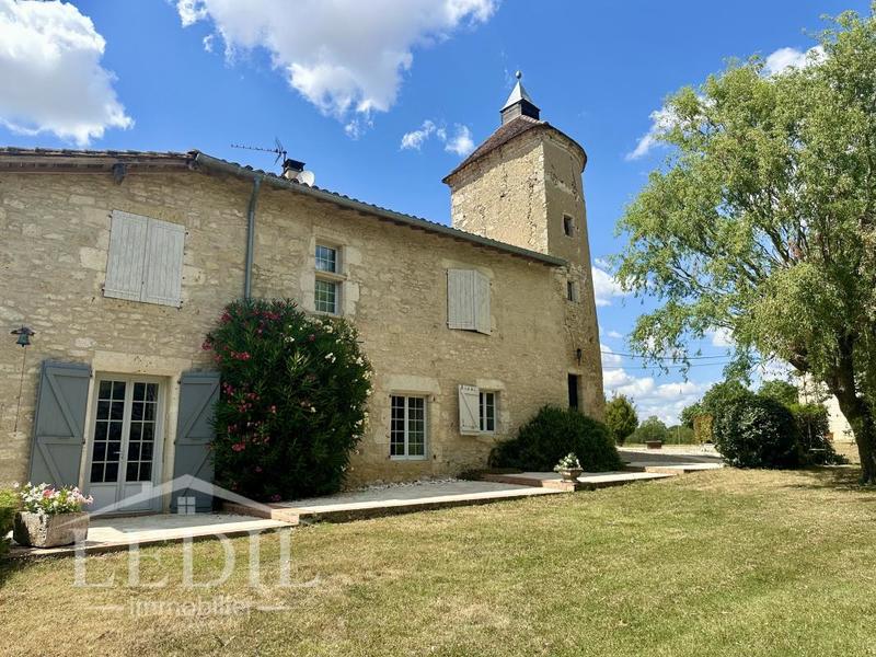 Propriété - 238 m² - 6 pièces