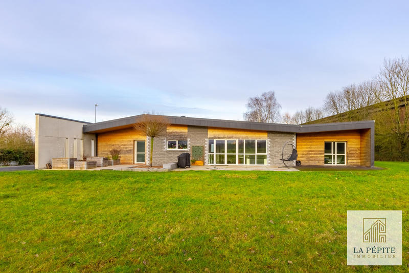 Maison - 240 m² - 8 pièces