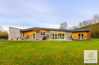 Maison - 240 m² - 8 pièces