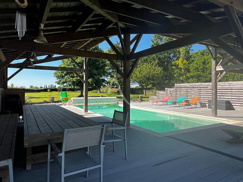 Maison - 330 m² - 8 pièces