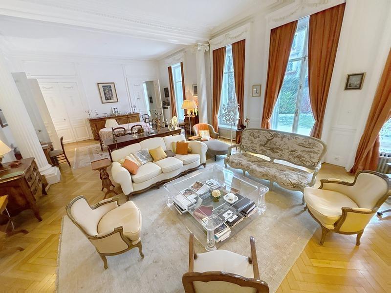Appartement bourgeois - 257 m² - 6 pièces