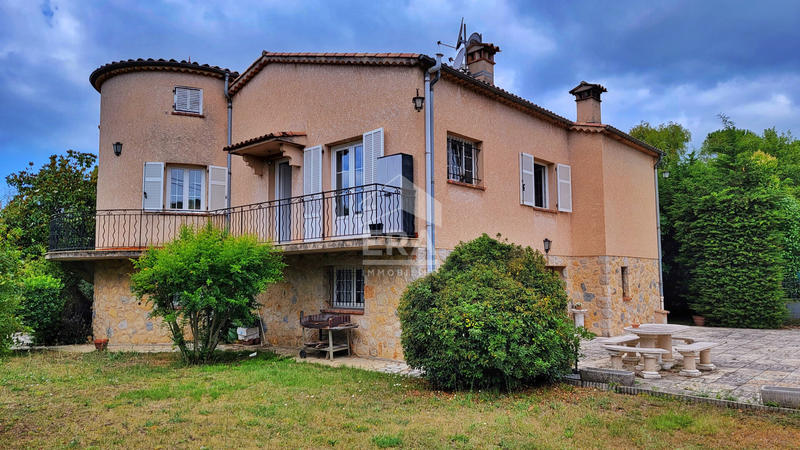 Maison - 270 m² - 8 pièces
