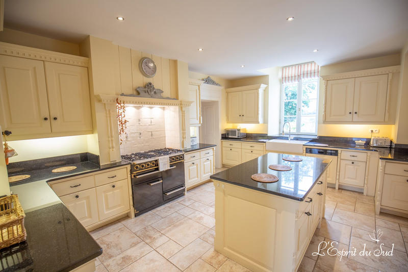 Maison - 724 m² - 18 pièces