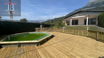 Maison - 233 m² - 9 pièces