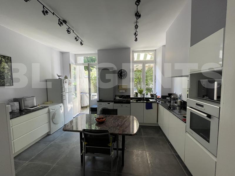 Demeure - 331 m² - 9 pièces