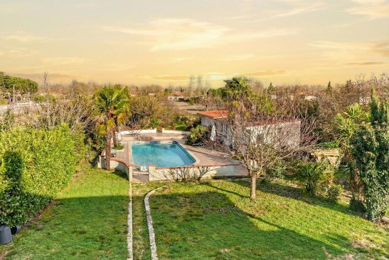 Maison - 235 m² - 7 pièces