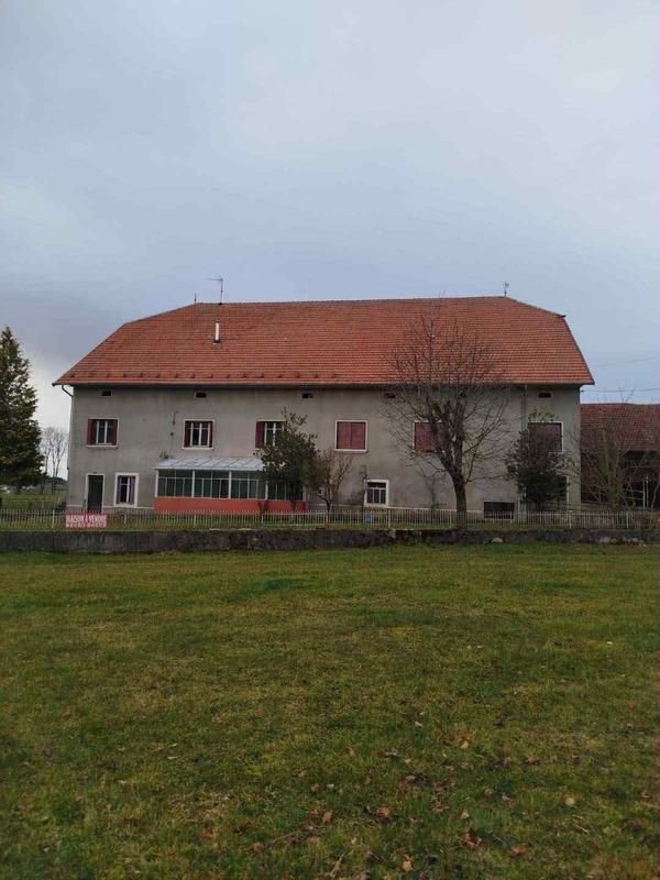 Maison - 884 m² - 6 pièces