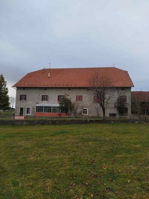 Maison - 884 m² - 6 pièces