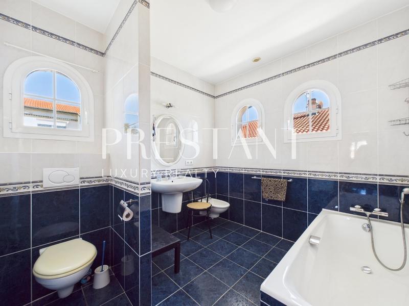 Maison - 230 m² - 6 pièces