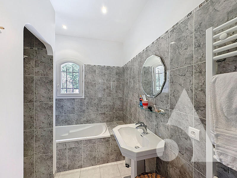 Villa - 240 m² - 6 pièces