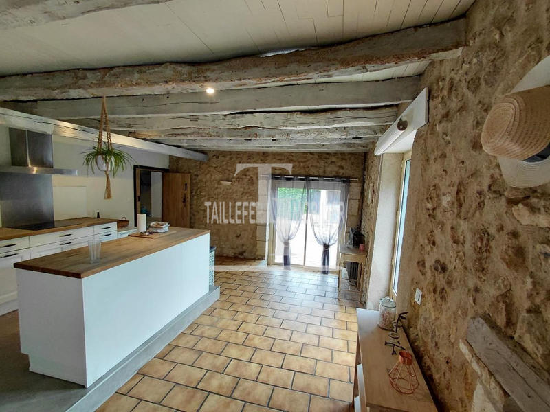 Maison - 230 m² - 8 pièces