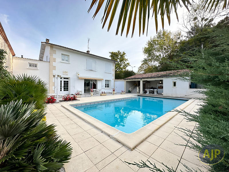 Maison - 260 m² - 8 pièces