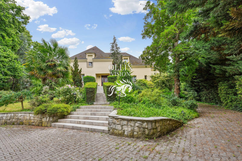 Maison - 365 m² - 12 pièces