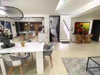 Maison - 246 m² - 7 pièces