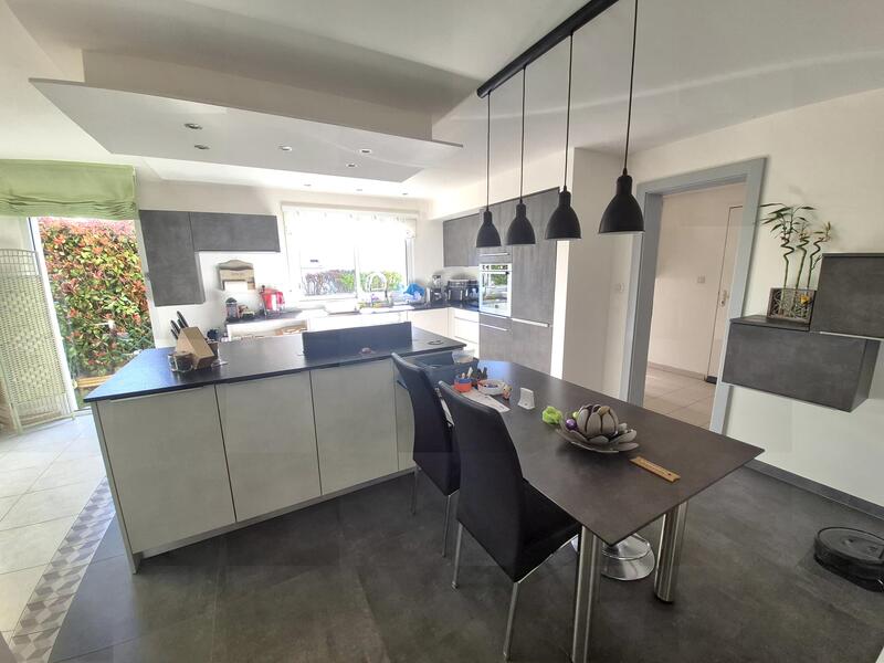 Maison - 223 m² - 9 pièces