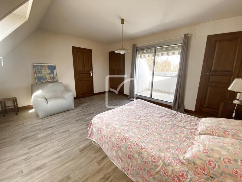 Maison - 168 m² - 9 pièces