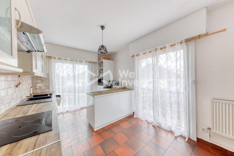 Maison traditionnelle - 237 m² - 10 pièces