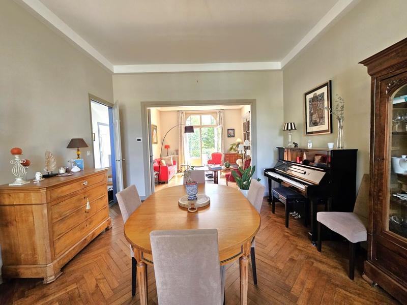 Maison - 210 m² - 8 pièces