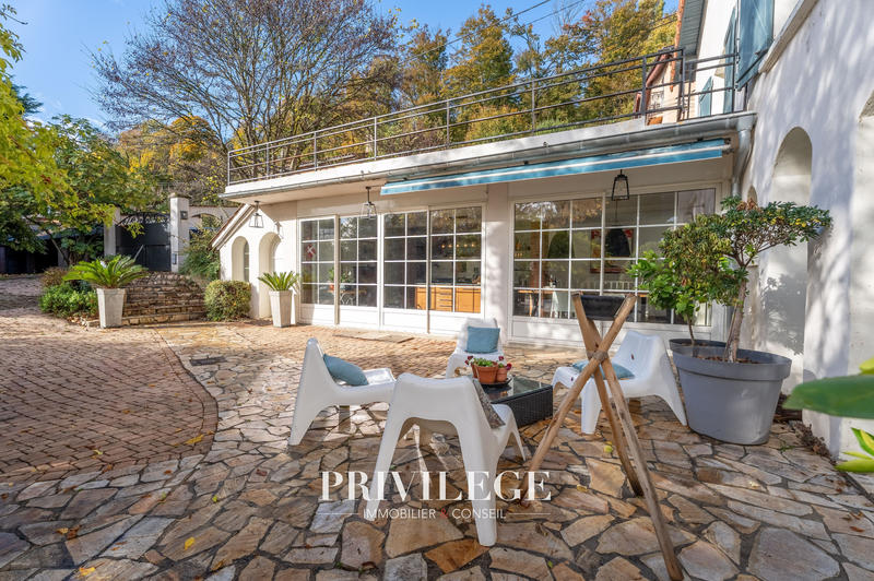 Maison - 310 m² - 9 pièces