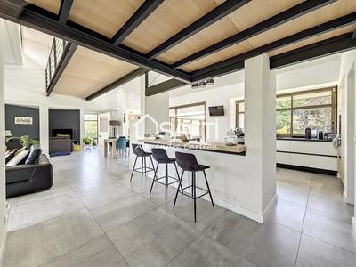 Maison - 240 m² - 7 pièces