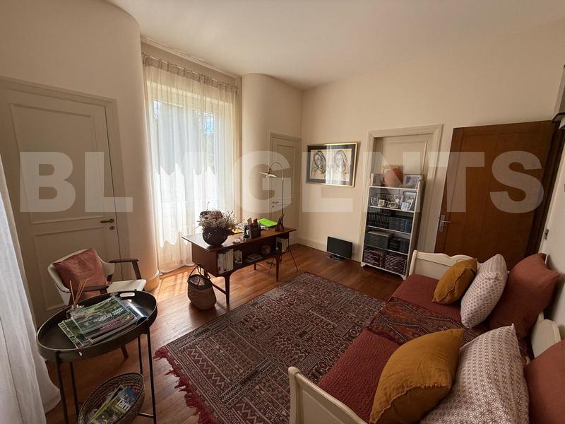 Demeure - 260 m² - 8 pièces