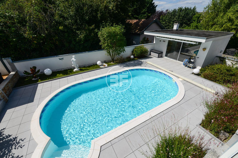 Maison - 232 m² - 7 pièces