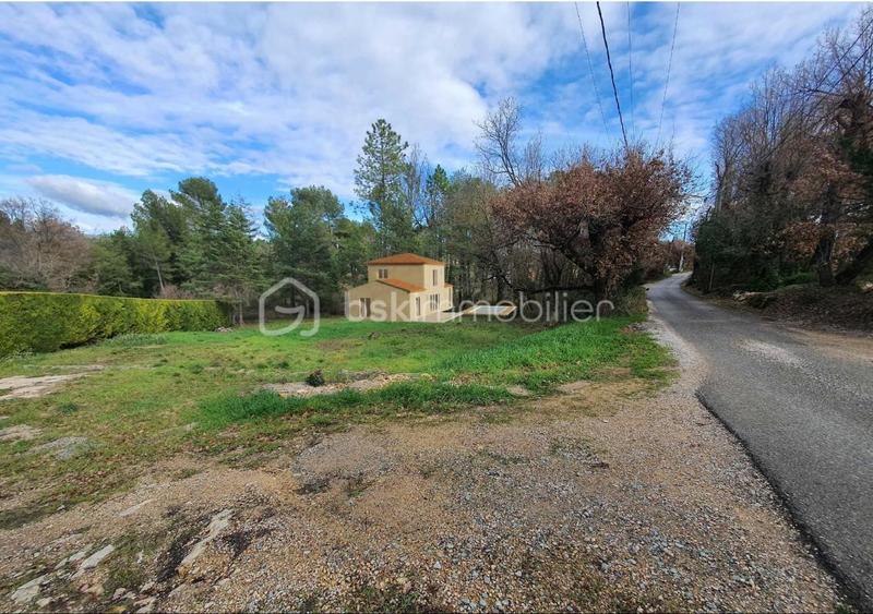 Terrain constructible - 1 800 m²