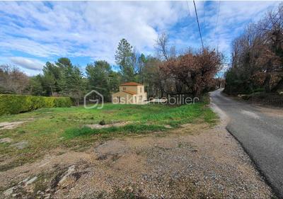 Terrain constructible - 1 800 m²