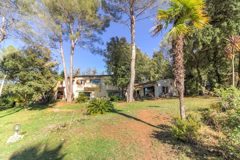 Propriété - 659 m² - 8 pièces