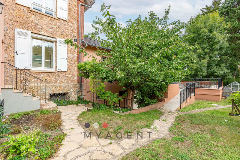 Maison - 300 m² - 15 pièces