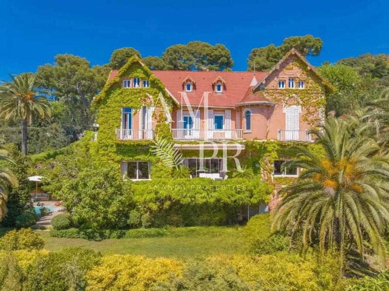 Maison - 682 m² - 11 pièces