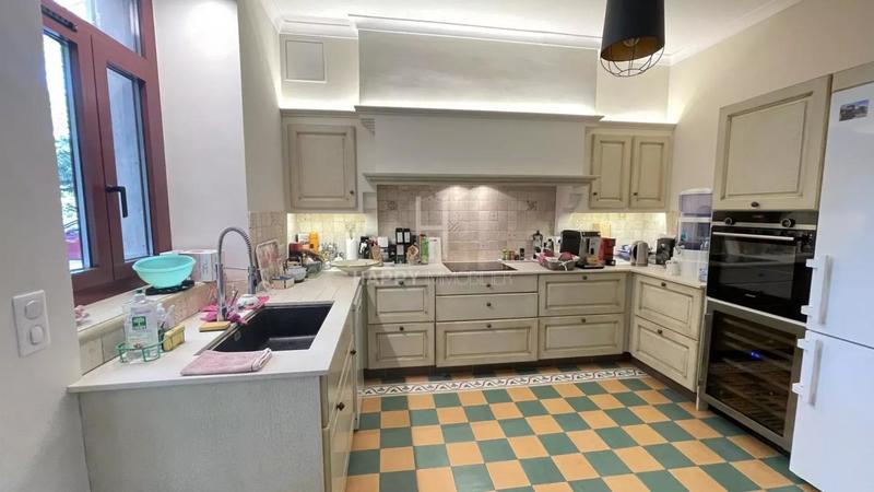 Propriété - 300 m² - 8 pièces