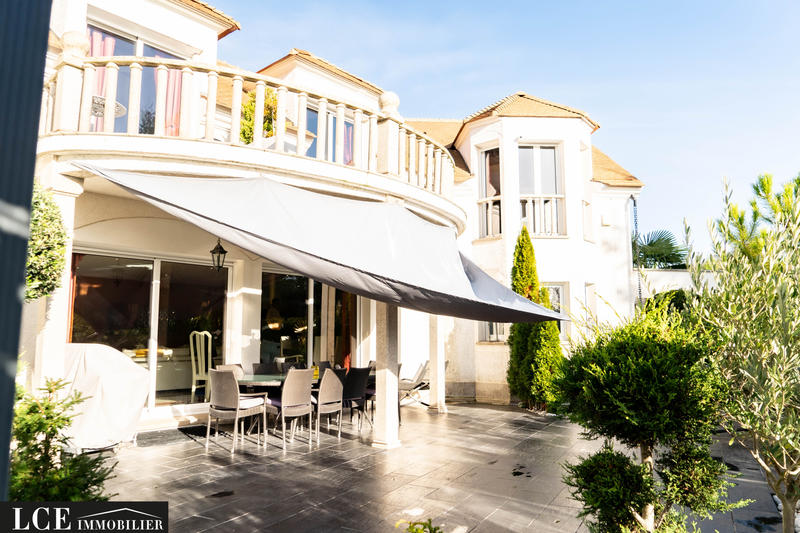 Villa - 570 m² - 10 pièces